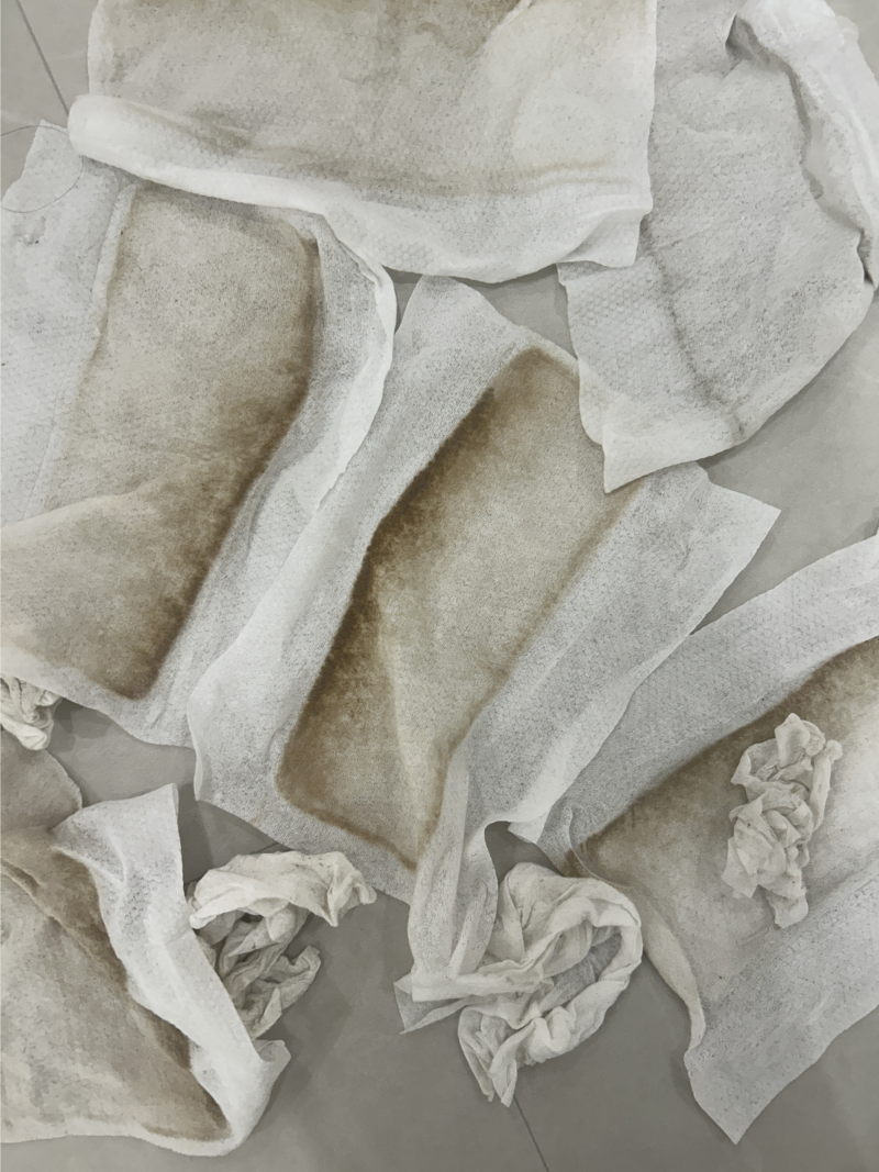 벽면에서 나온 갈색 먼지