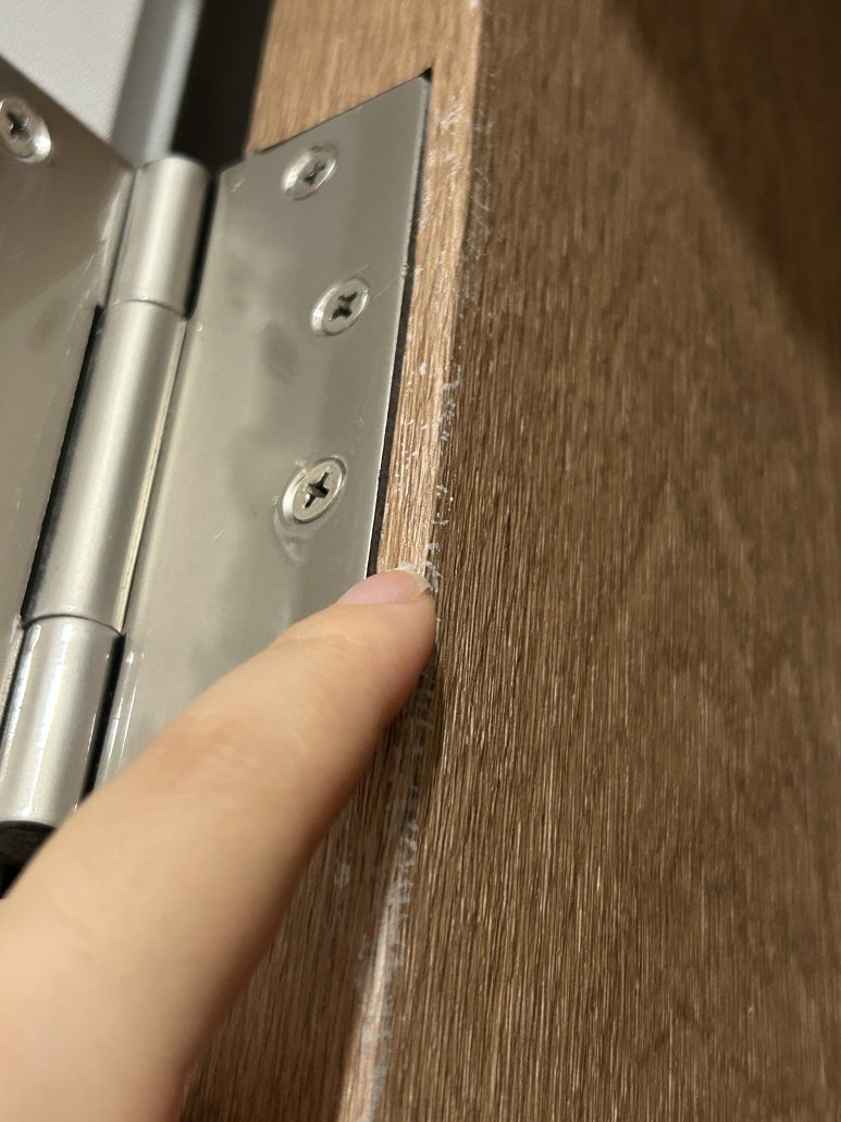 문틀 상단에 남아 있는 공사 분진