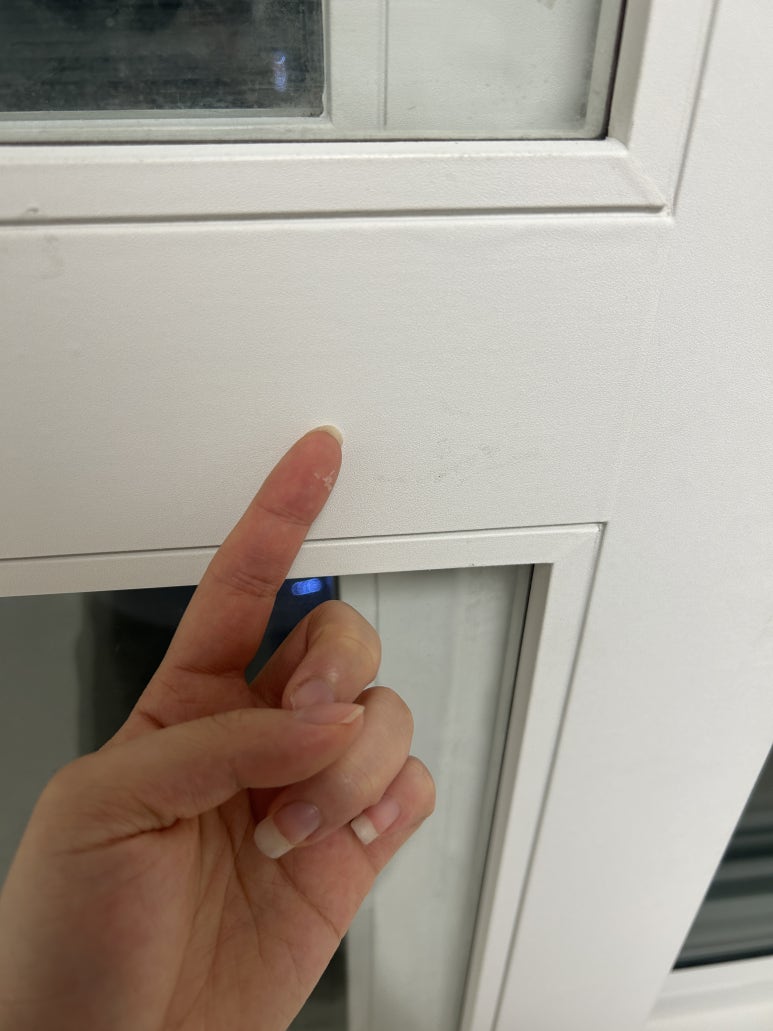 문틀 모서리에 제거되지 않은 먼지