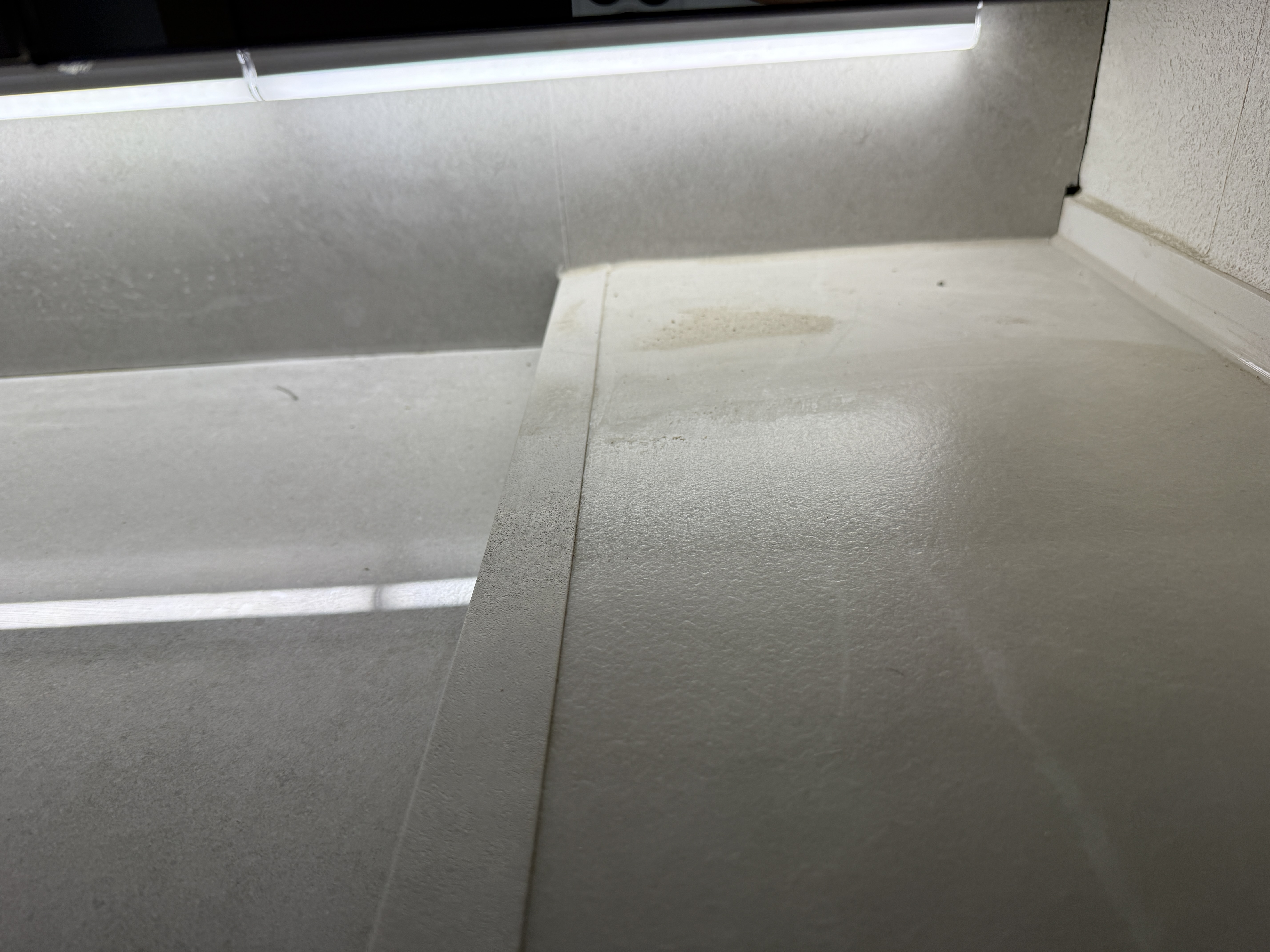 청소 후 수납장 내 빨간펜 자국