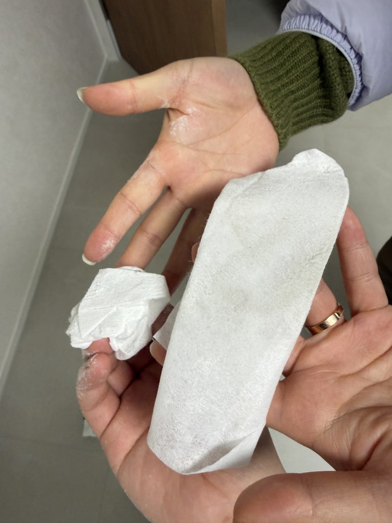 청소 후 레일 위 먼지